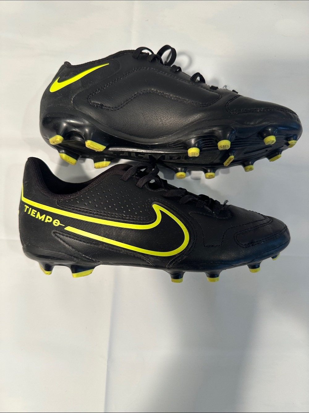 Nike Kids Black Soccer Cleats with Neon Yellow Swoosh size 5Y - Picture 9 of 10